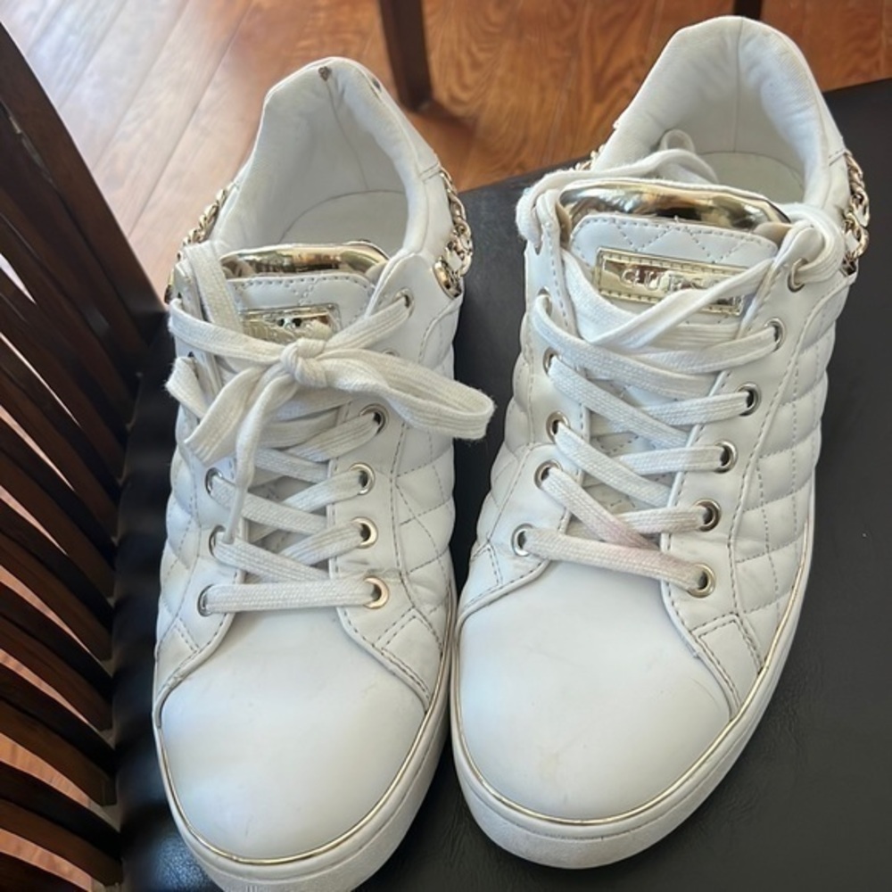 Size 10 guess white and gold chain shoe gently used good condition